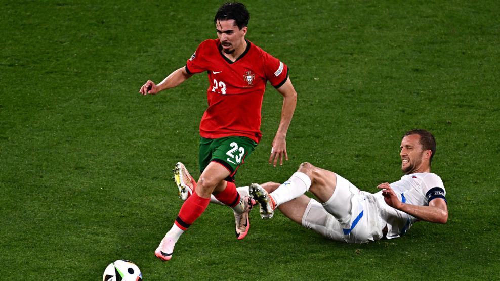 本场最佳球员:维蒂尼亚