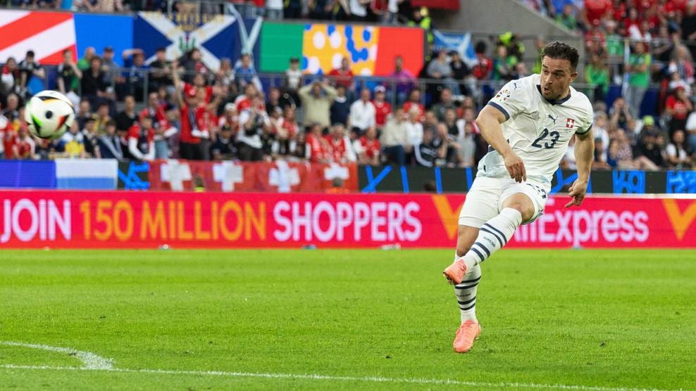 本轮最佳进球争夺者:沙奇里的弧线球